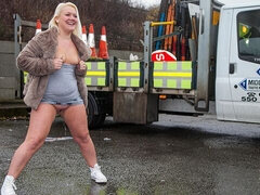 Culo grande, Tetas grandes, Rubia, Fetiche, Despelote, Desnudo, Al aire libre, Orinar