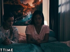 Blonde, Brunette brune, Face assise, Doigter, Léchez, Seins naturels, Chatte, Réalité