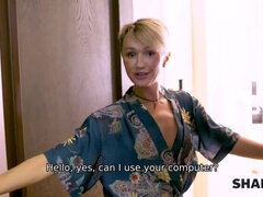 Blond, Pijpbeurt, Vriendin, Handbeurt, Rijpe lesbienne, Moeder, Kousen, Tiener