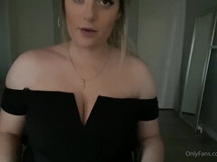 Curvy brunette Miss Cassi - Big natural tits on webcam