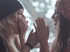 Nana, Blonde, Brunette brune, Doigter, Lesbienne, Chatte