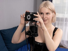 Enthousiasteling, Grote mammen, Blond, Ondergoed, Masturbatie, Kort haar, Alleen, Strippen