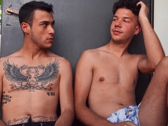 Sucer une bite, Tir de sperme, En levrette, Homosexuelle, Branlette thaïlandaise, Masturbation, Réalité, Tatouage