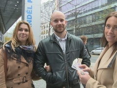 Blond, 1 man 2 vrouwen, Handbeurt, Geld, Gezichtspunt, Openbaar, Trio, Tieten likken