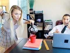 18 ans, Gros cul, Sucer une bite, En levrette, 2 femmes 1 homme, Bureau, Maigrichonne, Adolescente