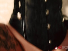 Tattooed Cat Coxx gets pussy fucked in POV