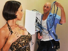 Grosser schwanz, Grosse titten, Blasen, Schwanz, Puppe, Küche, Milf, Kurzes haar