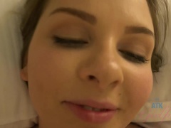 Amateur, Derrière les coulisses, Bikini, Brunette brune, Petite amie, Masturbation, Mamelons bombés, Nénés