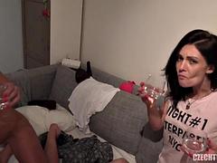 Tussi, Braunhaarige, Tschechisch, Riesig, Lesbisch, Party, Flotter dreier, Zwillinge