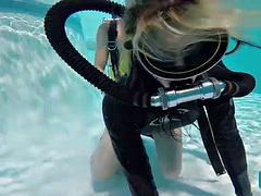 Tussi, Blondine, Blasen, Spermaladung, Behaart, Handjob, Öffentlich, Unter wasser