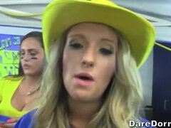 Blonde, Brunette brune, Collège université, Tir de sperme, Dortoir, Faciale, Chatte, Maigrichonne