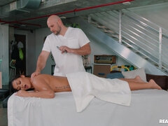 Ashlyn Peaks gets oiled and massaged by Jmac