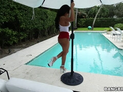 Arsch, Braunhaarige, Jeans, Milf, Mutti, Pool, Erotischer film, Eng