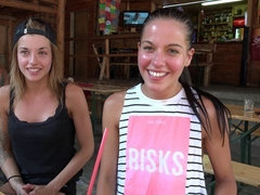 Grosse titten, Bisexuell, Blondine, Blasen, Pov, Tätowierung, Flotter dreier, Zwillinge