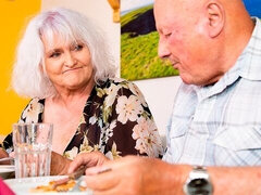 Enthousiasteling, Mooie dikke vrouwen, Blond, Pijpbeurt, Sperma shot, Sperma in gezicht, Kort haar, Kousen