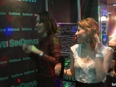 Blasen, Bekleidet, Verein, Puppe, Hardcore, Lesbisch, Party, Nass