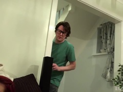 Brunette brune, Éjaculation interne, Lesbienne, Lingerie, Masturbation, Tatouage, Plan cul à trois, Jouets