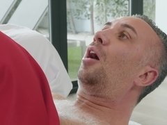 Baby sitter, Sucer une bite, Brunette brune, En levrette, Faciale, Hd, Massage, Seins naturels