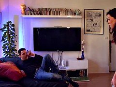 In den arsch, Braunhaarige, Spermaladung, Französisch, Hausmädchen, Flotter dreier, Eng, Titten