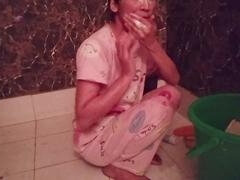 Desi bhabhi caught in a bathroom flick