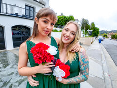 Auto, Hondjeshouding, Jurk, Gezichtzitten, 1 man 2 vrouwen, Zoenen, Likken, Kut duiken