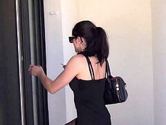 Rachel agent immobilier se fait enculer dans la villa d'un customer