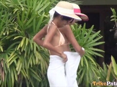 Asiatisch, Sperma im mund, Aufs gesicht abspritzen, Frau frau mann, Filipina, Pool, Flotter dreier, Titten