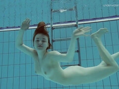 Bikini, Brunette brune, Seins naturels, Nue, Piscine, Public, Russe, Nénés