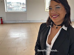 A Real Estate Agent Fucked During A Visit And In the Bathroom To Sell Her Property !!!