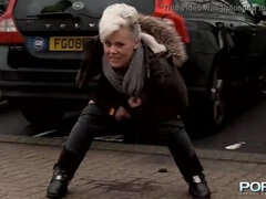 Arsch, Blondine, Fetisch, Flashen, Reif, Pissen, Solo, Tätowierung