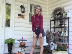 18 años, Penetracion con dedos, Masturbación, Al aire libre, Falda, Solo, Tetas, Vibrador