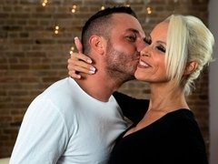 Grosser arsch, Grosse titten, Blasen, Puppe, Handjob, Milf, Strümpfe, Tätowierung