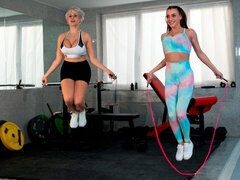 Tetona, Penetracion con dedos, Gimnasio, Lesbiana, Lamidas, Lencería, Masturbación, Tetas