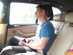 Amateur, Mamada, Coche, Estilo perrito, Corridas faciales, Penetracion con dedos, Lamidas, Coño