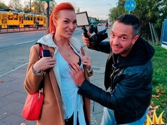 Grosser arsch, Grosse titten, Blasen, Schwanz, Hundestellung, Im freien, Rotschopf, Rasiert