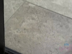 Enthousiasteling, Kont, Naakt, Orgasme, Buiten, Strippen, Tatoeage, Tieten likken