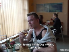 Rubia, Morena, Pareja, Checa, Dinero, Orinar, Público, Tatuaje