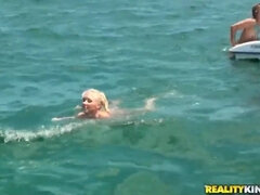 Красотки, Большая жопа, Бикини, Брюнетки, Две девушки, Лесбиянка, Тату, Втроем