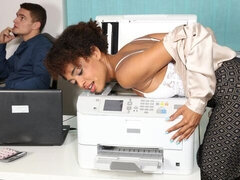 Culo grande, Mamada, Estilo perrito, Muñeca, Ébano, Enorme, Tetas naturales, Oficina