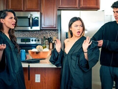 デカ尻, フェラチオ, 茶髪の, 女 人男 人, ガリガリ, タトゥー, ティーン, 三人