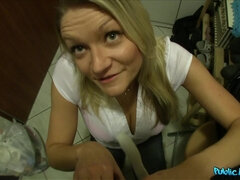 Amateur, Salle de bains, Sucer une bite, Femme couguar, Mère que j'aimerais baiser, Pov, Public, Nénés