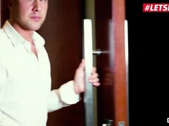 Blonde, Poupée, 2 femmes 1 homme, Léchez, Seins naturels, Cheveux courts, Adolescente, Nénés