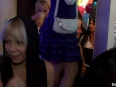 Брюнетки, Одетые девушки голые парни, В одежде, Танцы, Пальцем, Ласковые ручки, Лизание, Свингеры