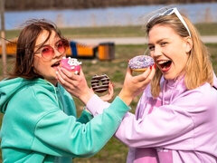 Любители, Спальня, Брюнетки, Поцелуи, Лесбиянка, Лизание, Мастурбация, Стриптизерша