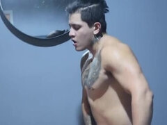 Cul, Grosse bite, Sucer une bite, Brunette brune, Éjaculation interne, Pov, Jarretelles, Tatouage