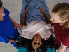 Gros cul, Gros seins, Sucer une bite, Brunette brune, Médecin, Doigter, Branlette thaïlandaise, Mère que j'aimerais baiser