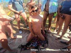 Strand, Viele männer bespritzen eine frau, Spermaladung, Aufs gesicht abspritzen, Im freien, Rotschopf, Schlampe