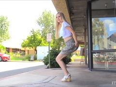 En gros plan de très près, Fétiche, Pénétrer avec le poing, Massage, Masturbation, Monstre, Orgasme, Sous la jupe