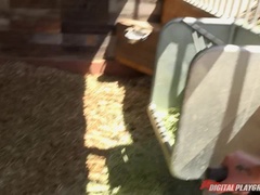 Grosser schwanz, Grosse titten, Europäisch, Aufs gesicht abspritzen, Handjob, Realität, Kurzes haar, Tätowierung