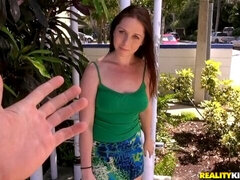 Grosse bite, Gros seins, Sucer une bite, Brunette brune, Queue, Robe, Pov, Adolescente